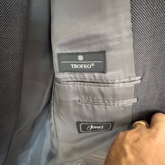 Ermenegildo Zegna suit.  Beautifully made and designed suit for all occasions. - Picture 6 of 7